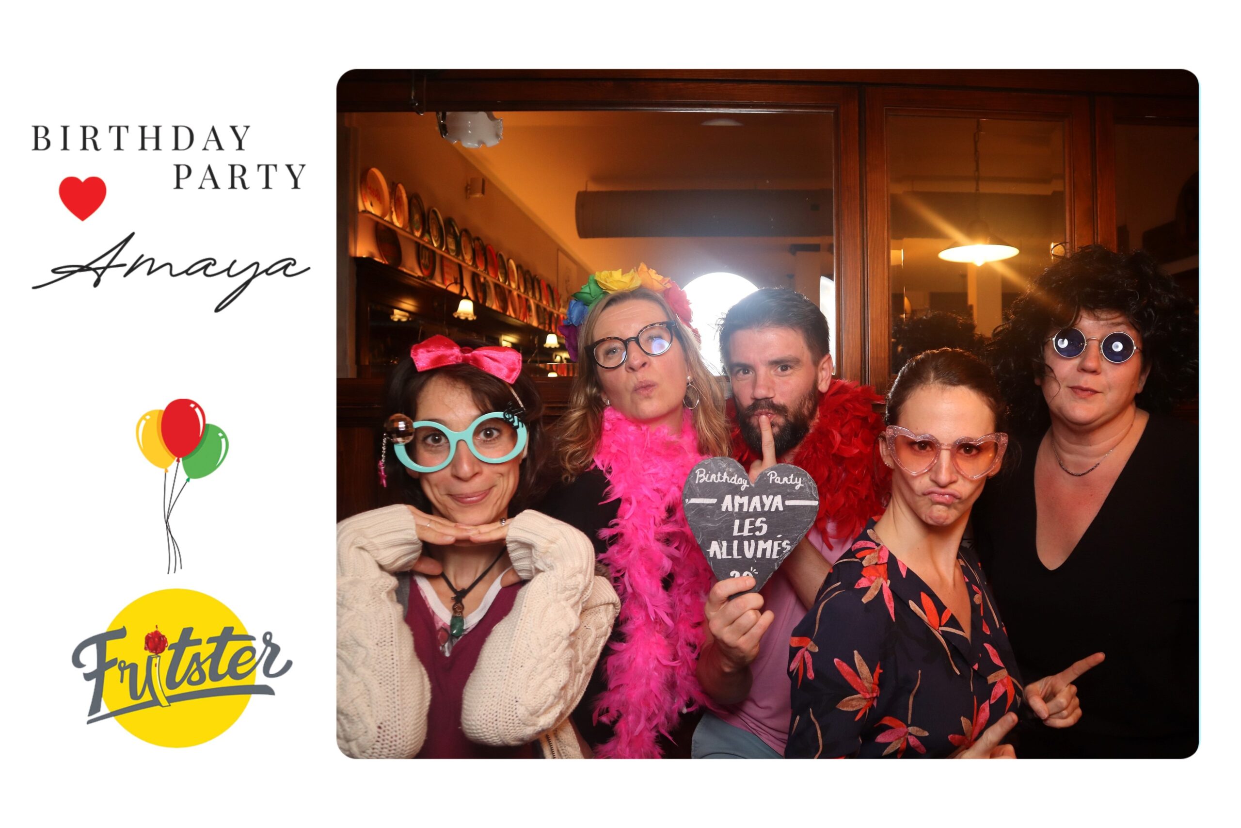 Groupe d'amis lors d'une soirée d'anniversaire animée par Fritster