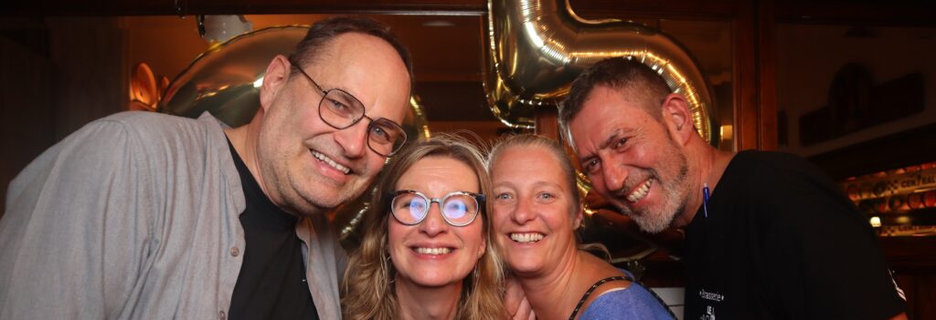Équipe souriante lors d'une soirée Fritster à la Brasserie Le Central